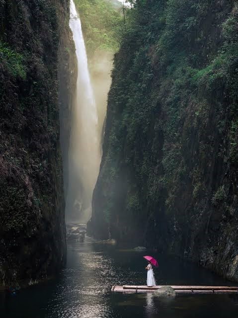 Фотография на бамбуковом плоту в ущелье Драконьего водопада